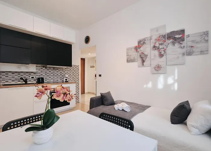 Modern Comfort & Private Patio 5 Min To Metro C Rome